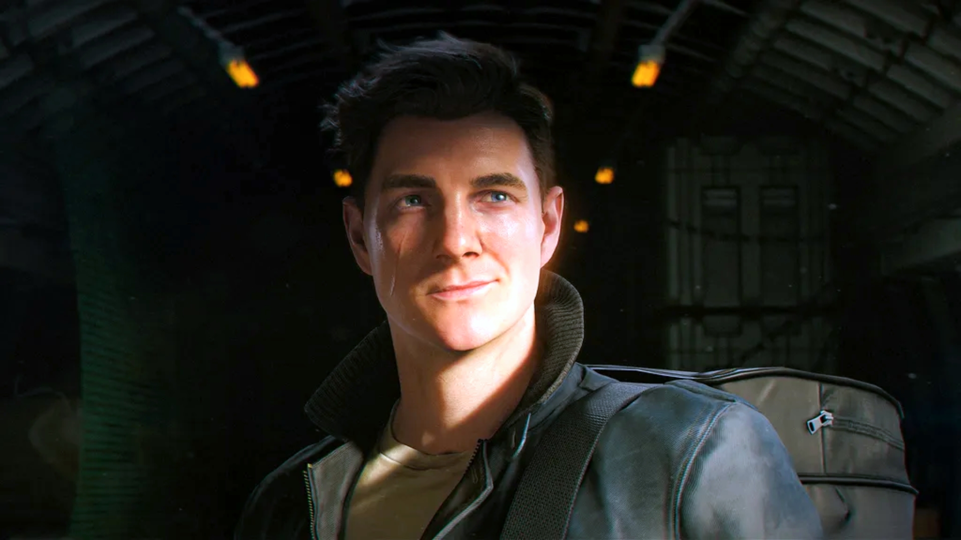 In einer Szene aus 007 First Light zieht ein junger Mann, mit einer Narbe auf der Wange und einer Lederjacke, den Mundwinkel zu einem Grinsen hoch.