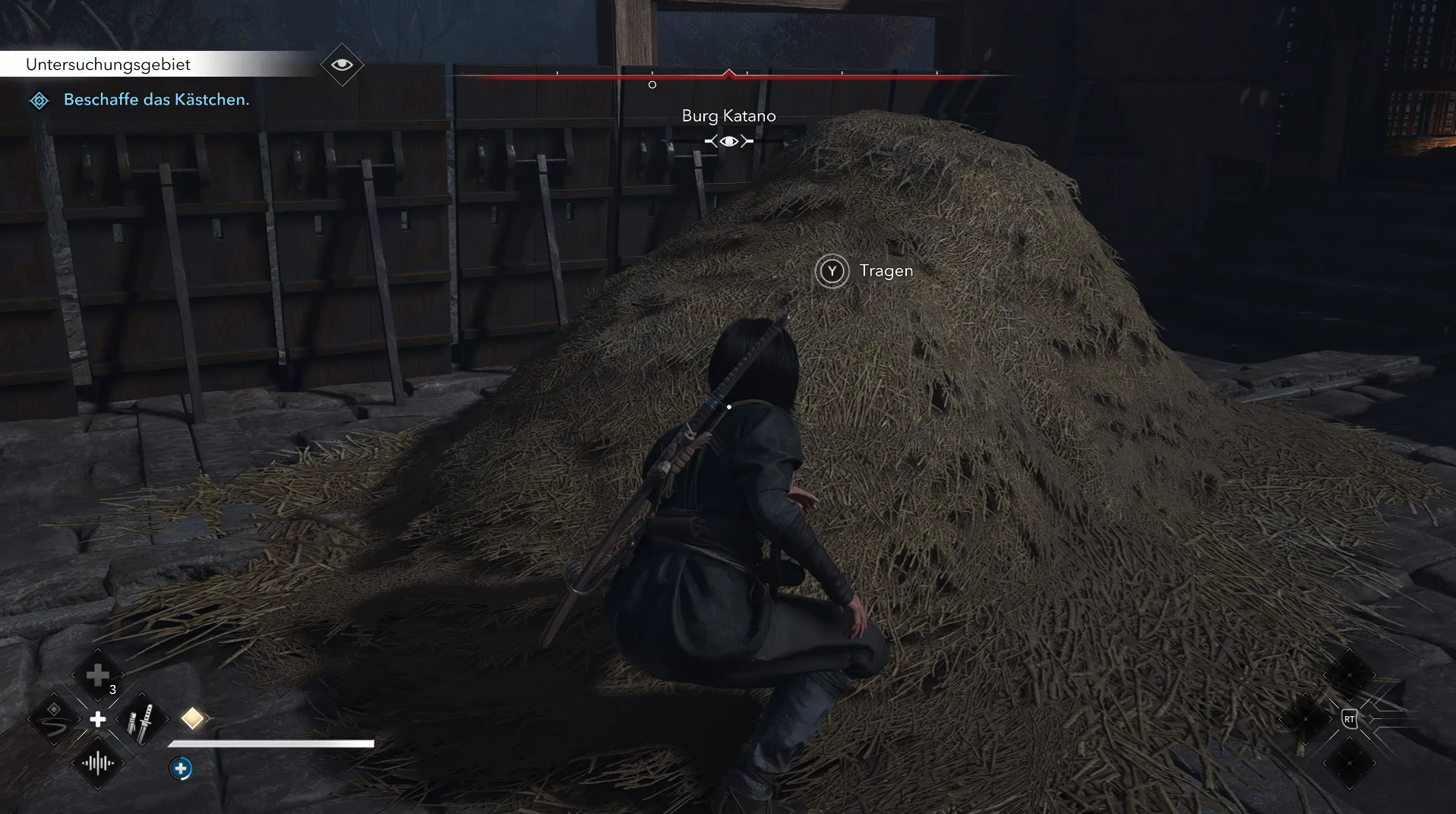 Eine Shinobi mit einem Katana auf dem Rücken kniet vor einem Heuhaufen.