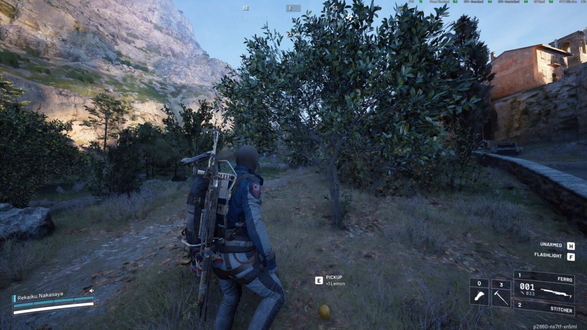 Ein Spieler steht in einer hügeligen Landschaft vor einem dichten Zitronenbaum und kann mit diesem interagieren; im Hintergrund sind Gebäude und Rauch zu sehen – Spielszene aus ARC Raiders.