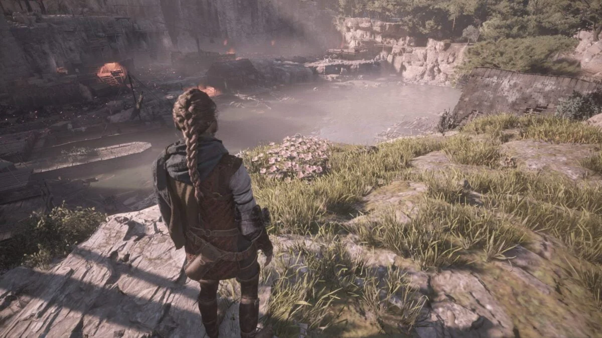 Amica findet oben an der Holzbrücke in A Plague Tale Requiem eine Blume.