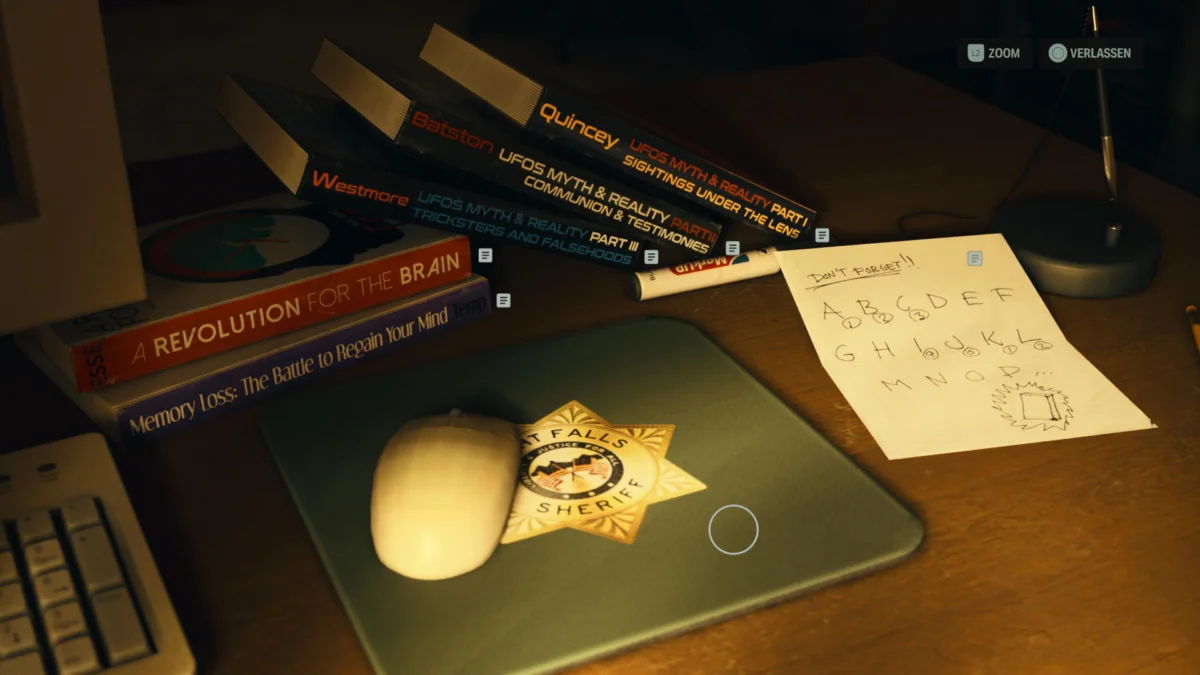 Auf einem Schreibtisch in Alan Wake 2 liegt ein Stapel Bücher und eine Notiz.
