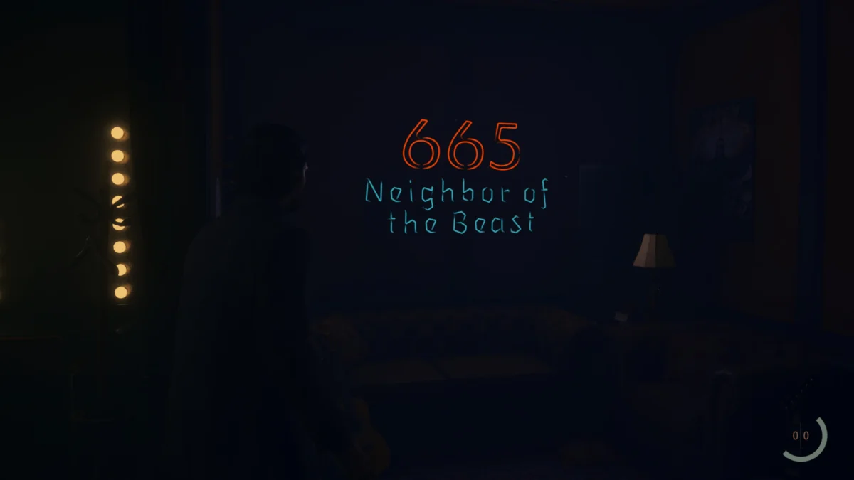 Eine Szene aus Alan Wake 2 zeigt ein leuchtendes Schild mit der Aufschrift "665 - Neighbour of the Beast".