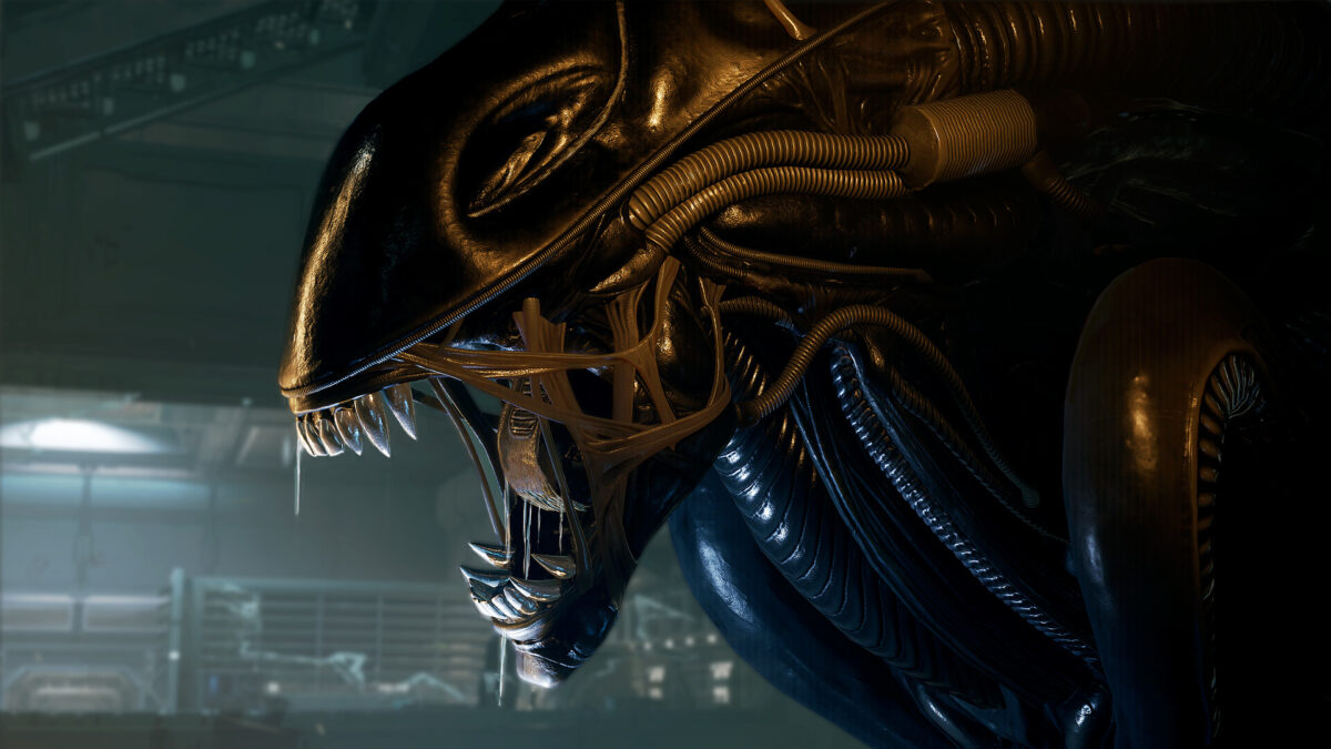 Ein Xenomorph mit aufgerissenem Maul im Seitenprofil.