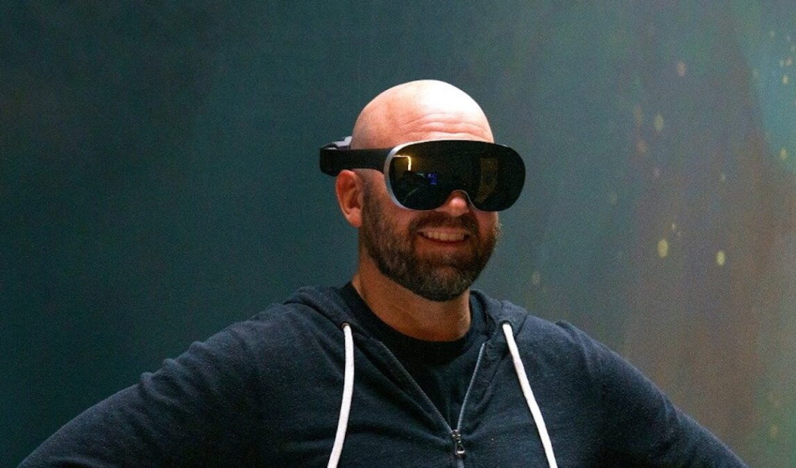 Meta-Technikchef Andrew Bosworth trägt lächelnd eine Meta Quest Pro VR-Brille.