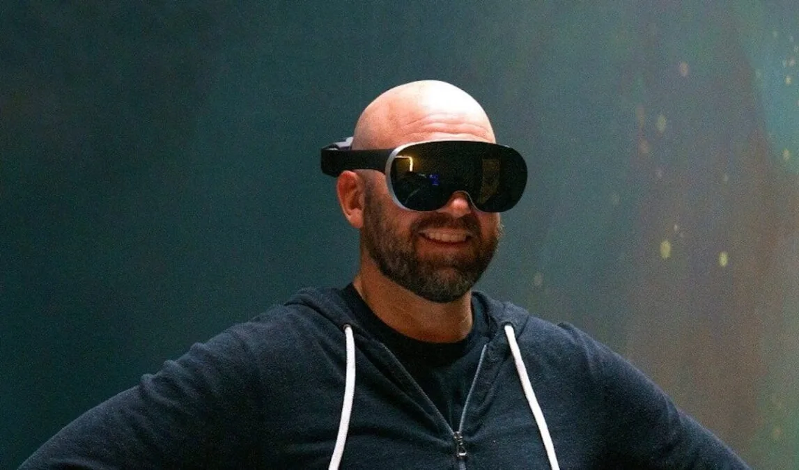 Meta-Technikchef Andrew Bosworth trägt lächelnd eine Meta Quest Pro VR-Brille.