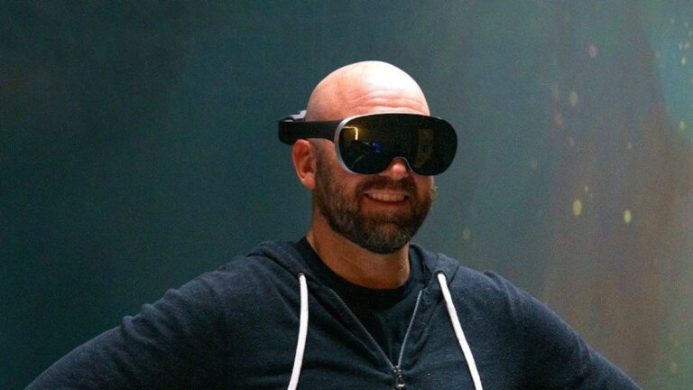 Meta-Technikchef Andrew Bosworth trägt lächelnd eine Meta Quest Pro VR-Brille.