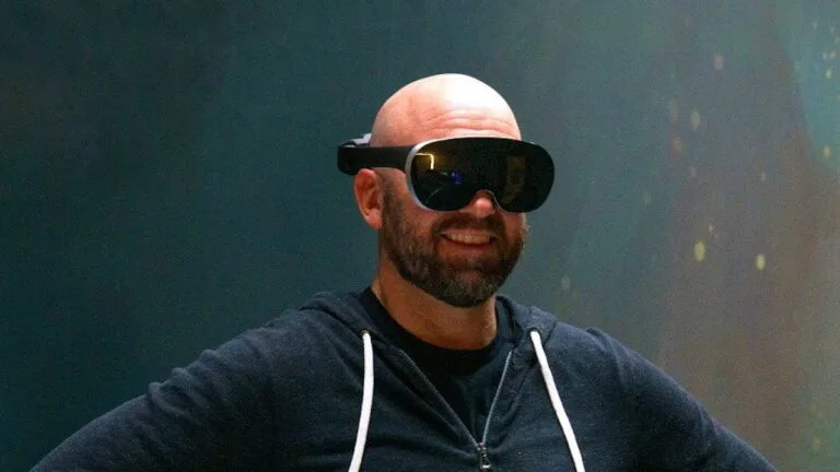 Meta-Technikchef Andrew Bosworth trägt lächelnd eine Meta Quest Pro VR-Brille.