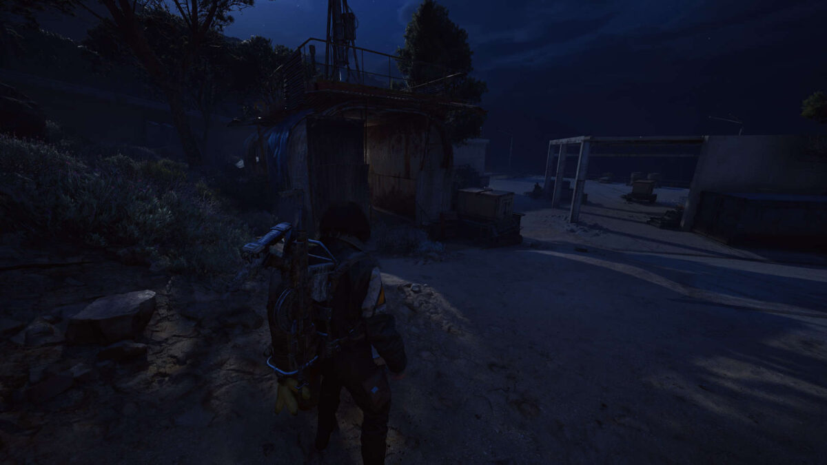 Ein Mann steht vor einem Felddepot im Dunkeln.