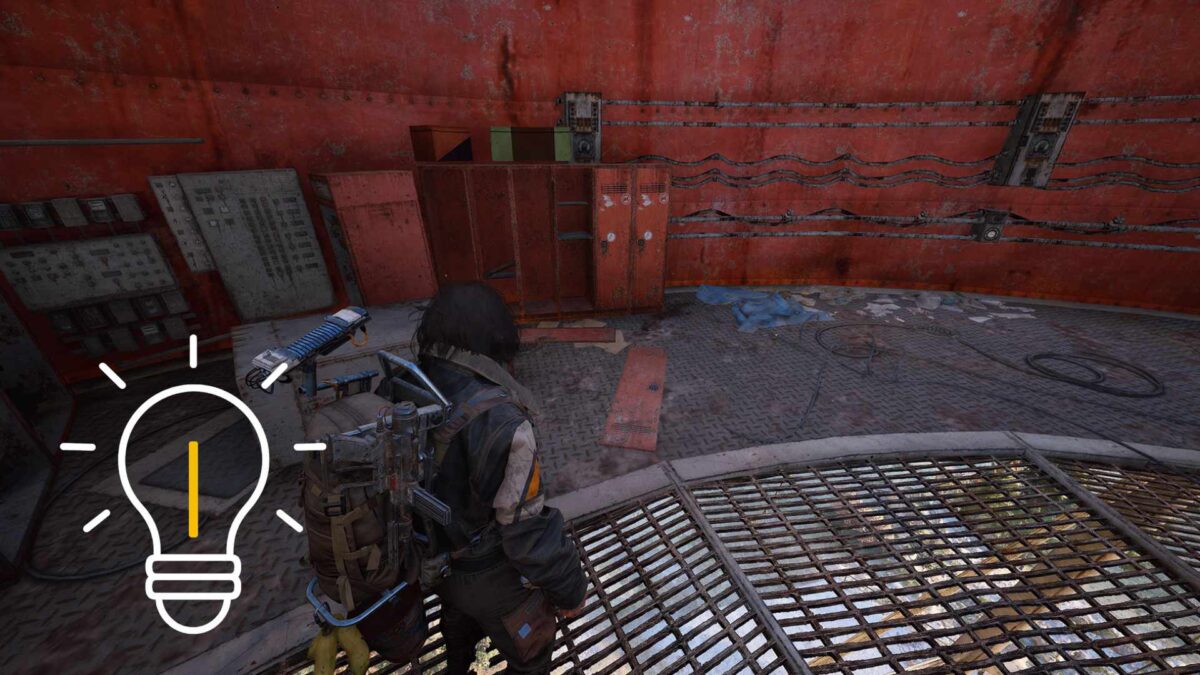 Eine Person steht vor geöffneten roten Schränken.