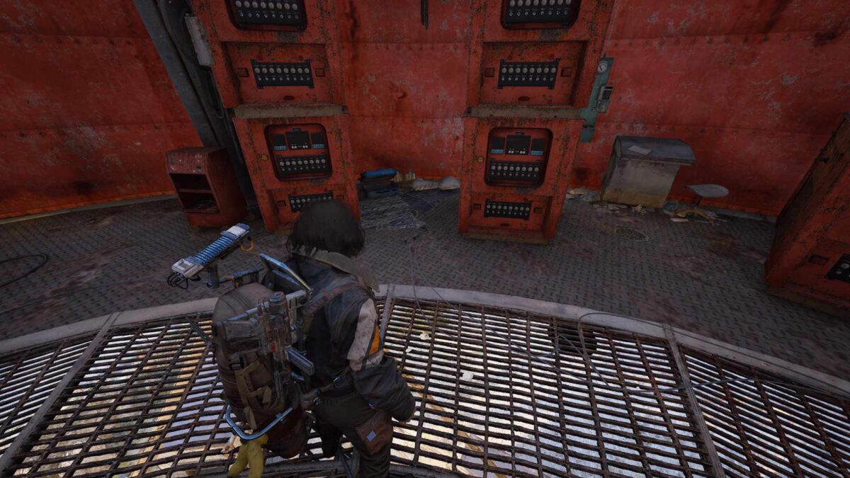 Ein Mann steht vor einigen roten Containern.