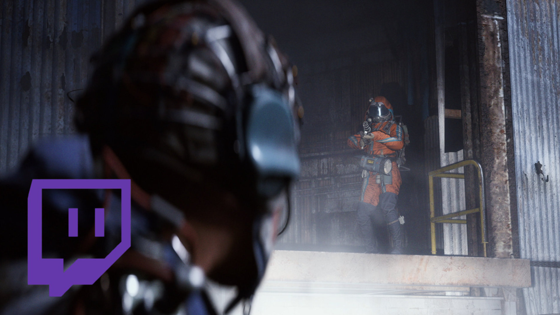 Ein Mann mit Headset, schaut zu einem Mann mit Waffe.