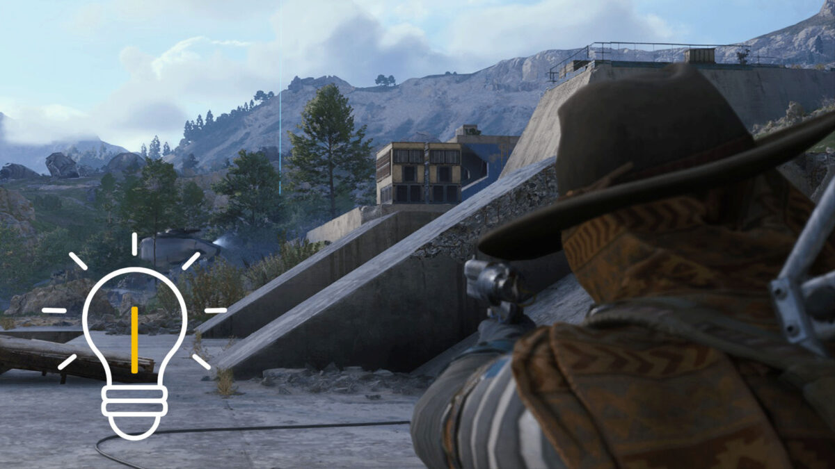 Spielszene aus Arc Raiders: Ein Charakter mit breitem Hut und Tarnschal zielt aus der Deckung heraus mit einer Waffe auf ein Gebäude in einer bergigen Landschaft; links eingeblendetes Glühbirnen-Symbol deutet auf einen Tipp oder Hinweis hin.