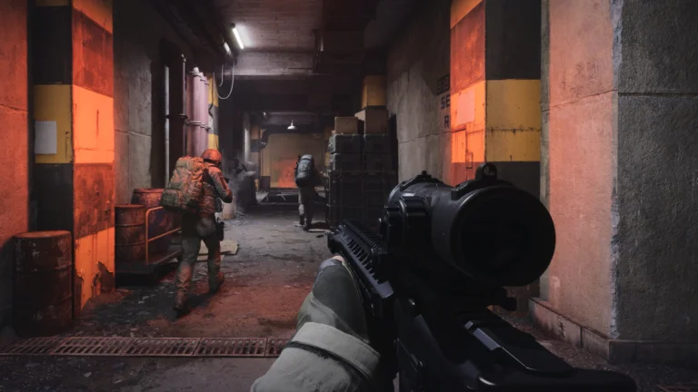 Ein Screenshot von Arena Breakout: Infinite zeigt Soldaten, die einen Korridor entlangschleichen.