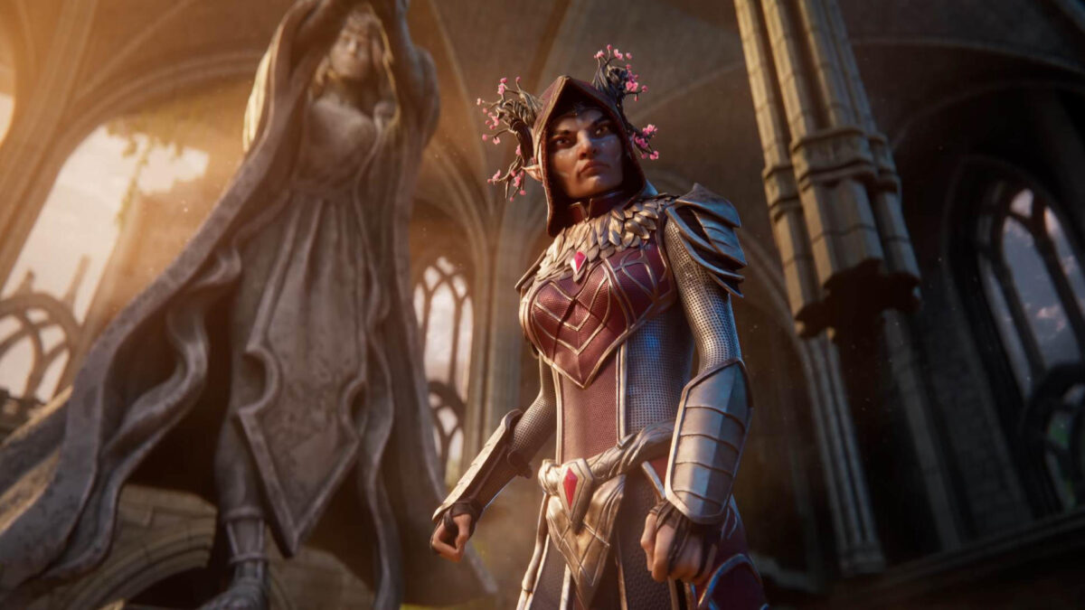 Eine Frau mit Rüstung steht vor einer Steinstatue in einer Halle.