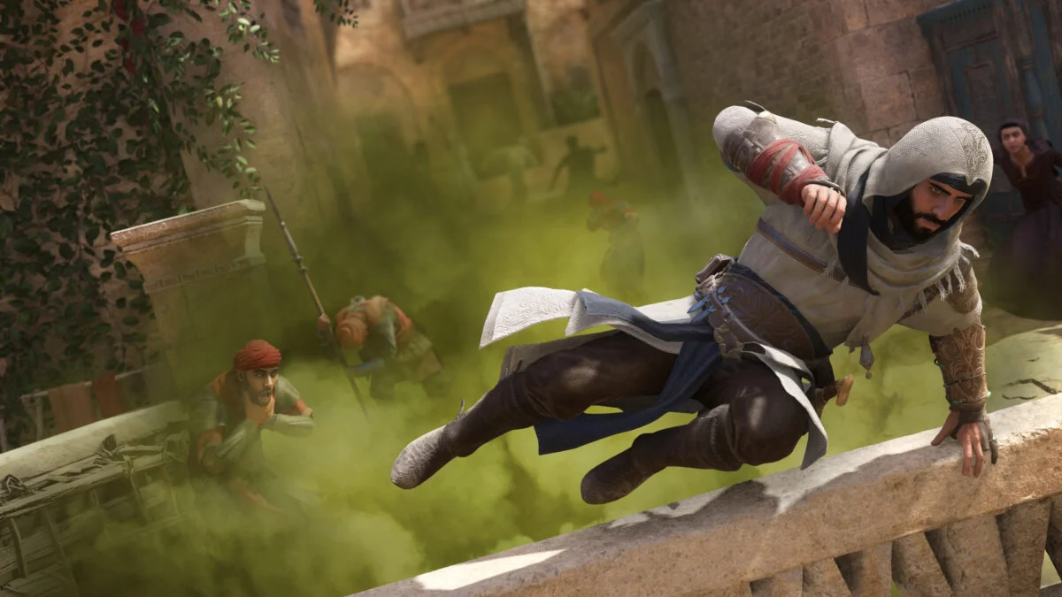 Assassine Basim flüchtet in Assassin's Creed Mirage vor Wachen, während eine grüne Rauchwolke aufzieht.