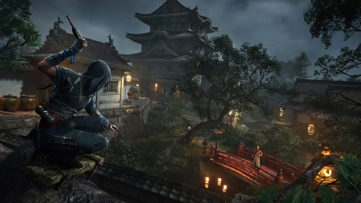 Shinobi Naoe hockt auf einem Dach und beobachtet Menschen auf einer Brücke.