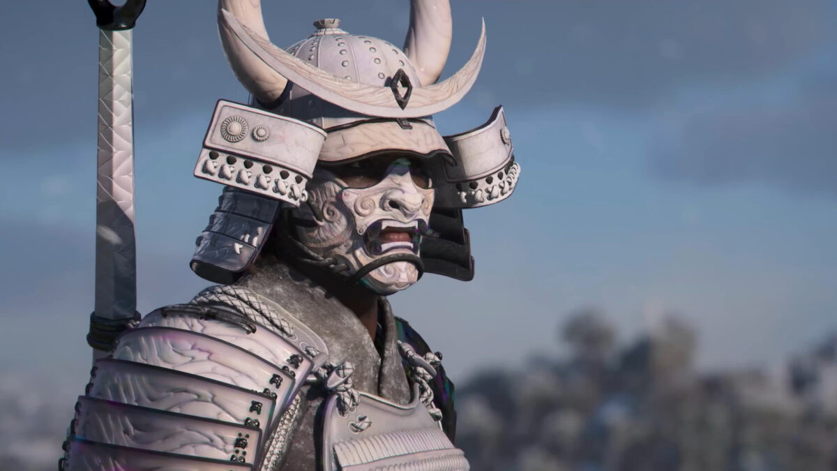 Ein Samurai in weißer schwerer Rüstung.