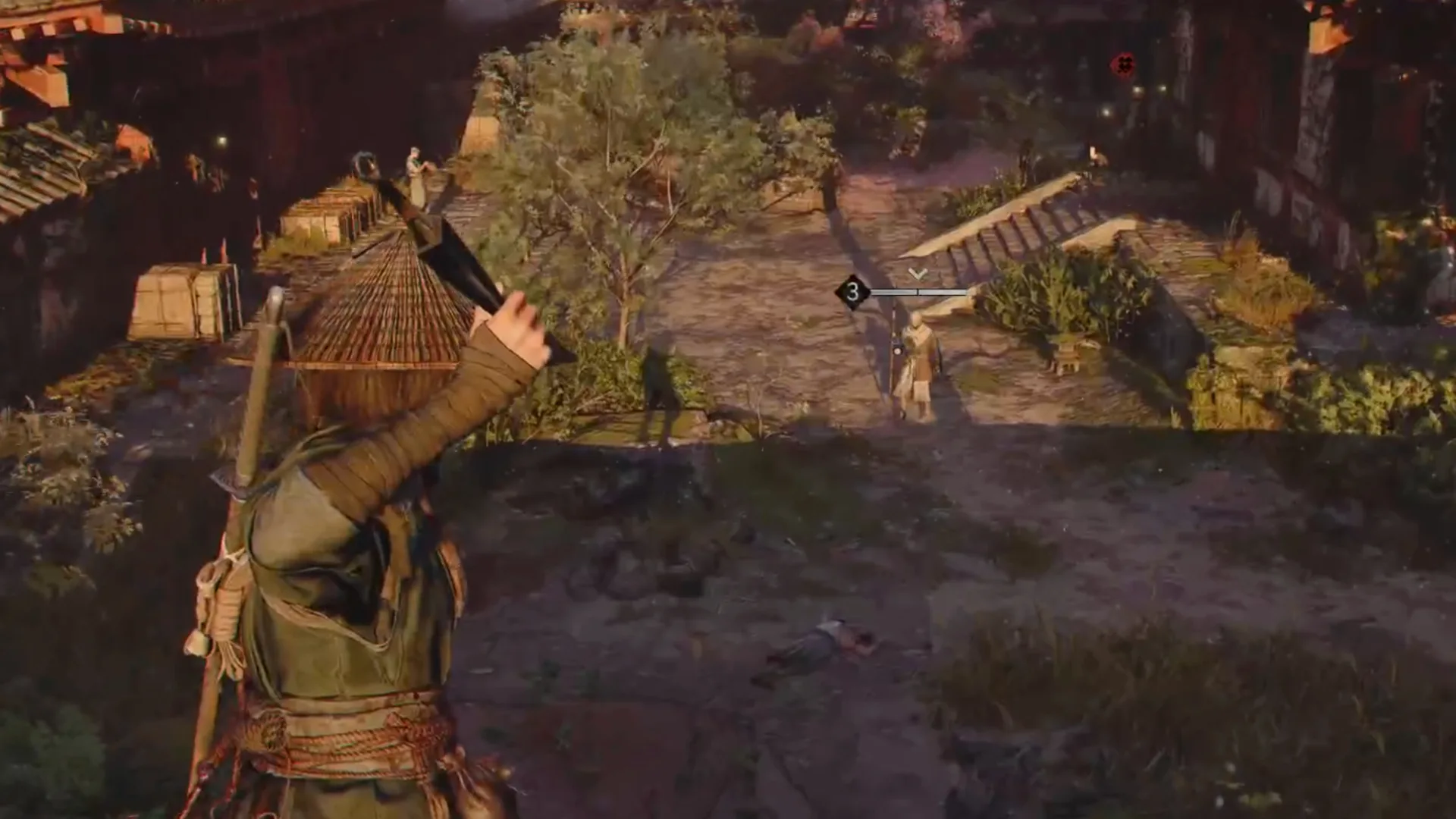 Eine Shinobi zielt mit einem Wurfmesser vom Dach auf eine Wache in einer Tempelanlage.