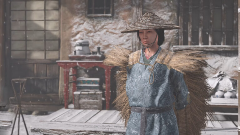Eine Frau mit Hut und japanischer Kleidung, verschränkt die Hände hinterm Rücken.