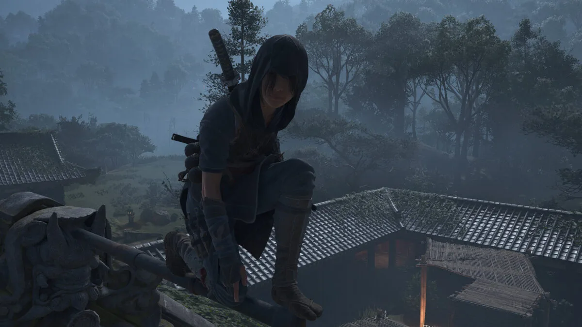 Shinobi Naoe hockt auf einem Dach in einer Tempelanlage.