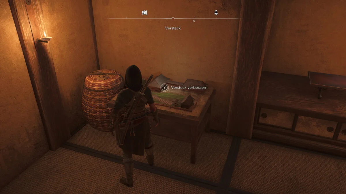 Shinobi Naoe steht in ihren Versteck vor einem Tisch, an dem sie das Versteck verbessern kann.