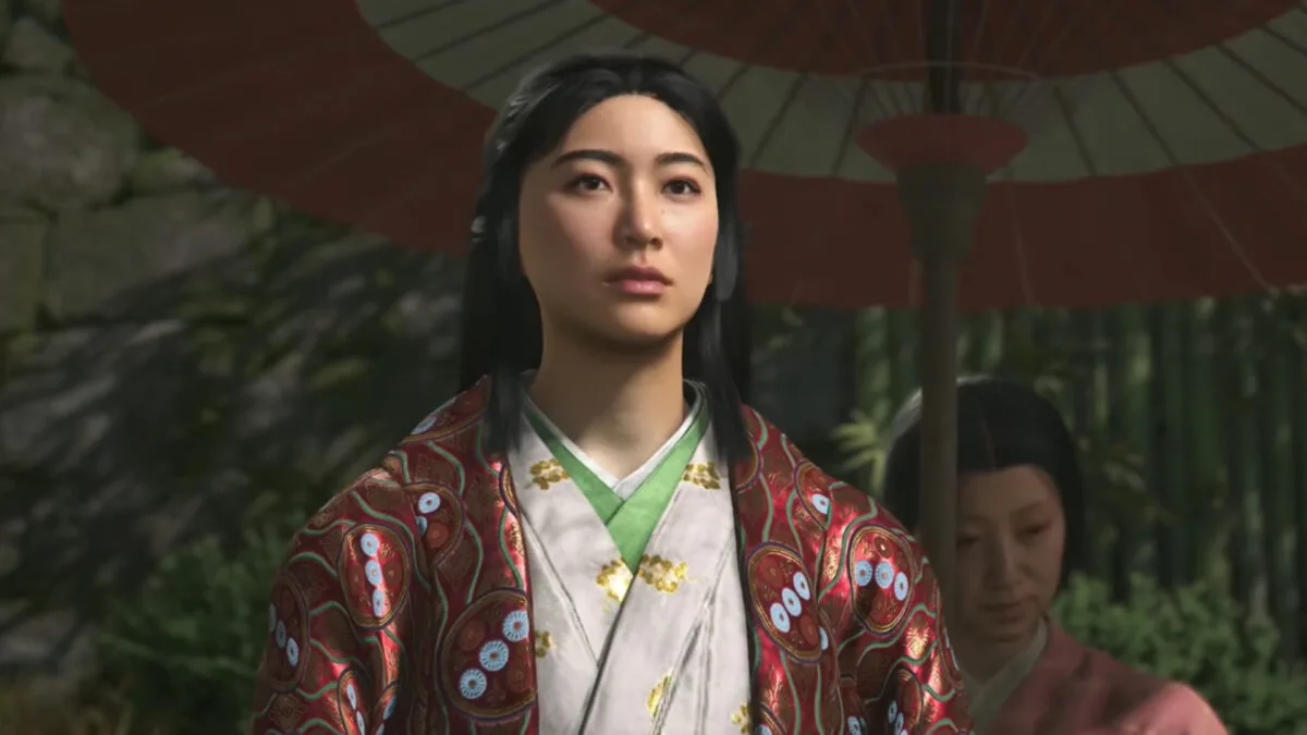 Dame Oichi mit einem Sonnenschirm im Hof.