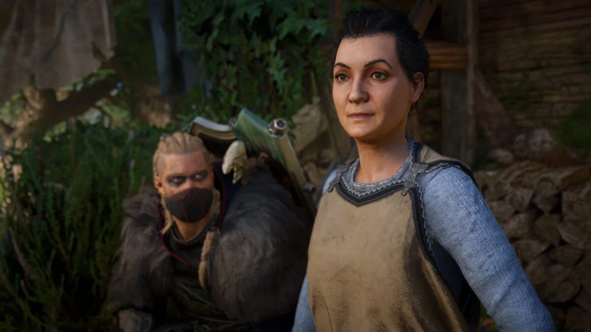 Eivor und Alfrida sprechen im Versteck am See in Assassin's Creed Valhalla.