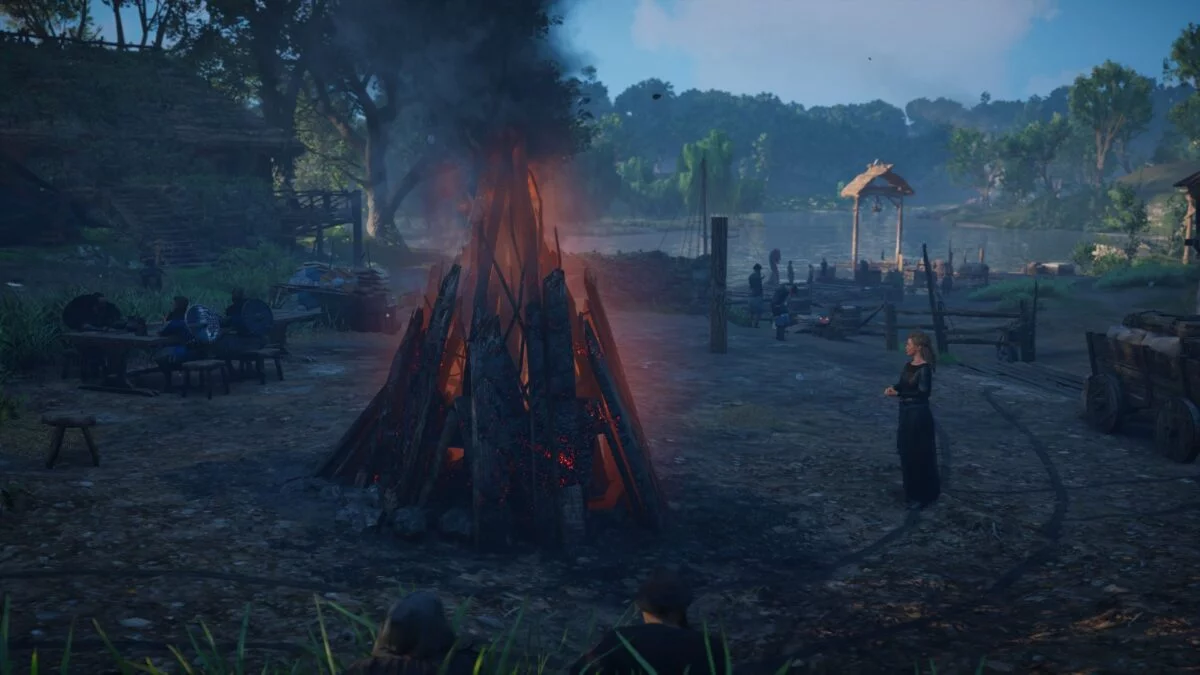 Lady Estrid steht in Assassin's Creed Valhalla am Lagerfeuer.