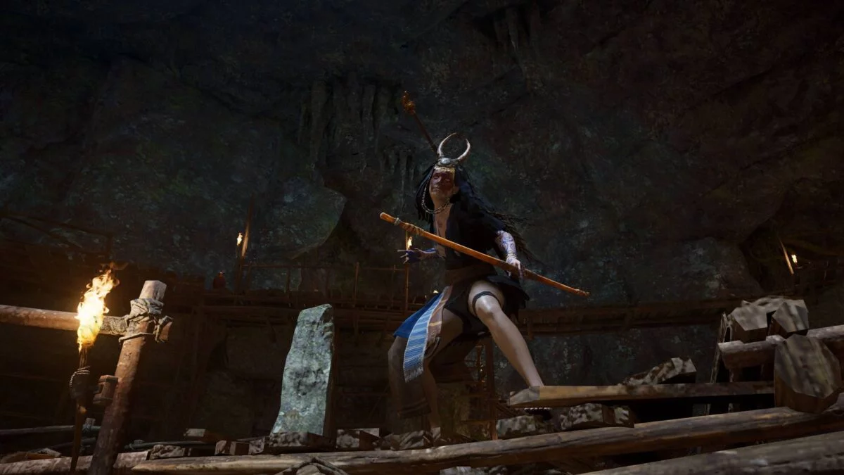 Modron bereitet sich in Assassin's Creed Valhalla auf einen Kampf mit Wikinger Eivor vor. 