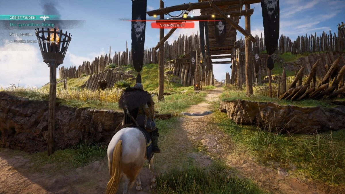 Wikinger Eivor reitet in Assassin's Creed Valhalla auf ein Räuberlager zu.