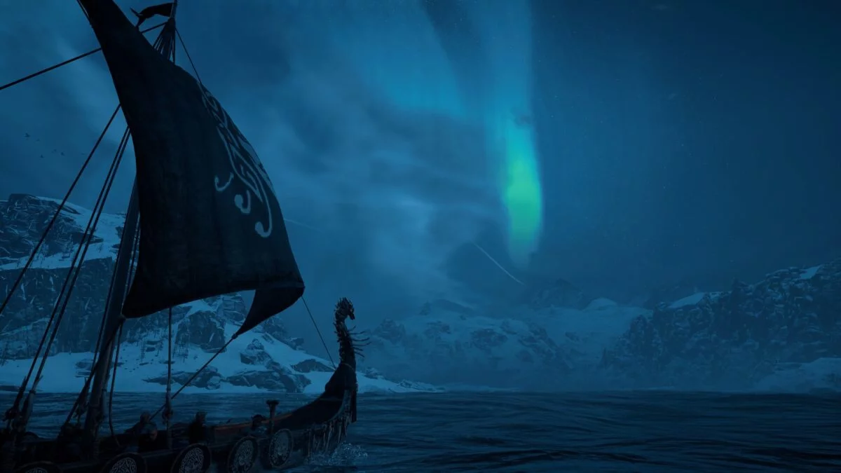 Ein Wikinger-Langschiff in Assassin's Creed Valhalla segelt durch die Meere in Nordvege. 