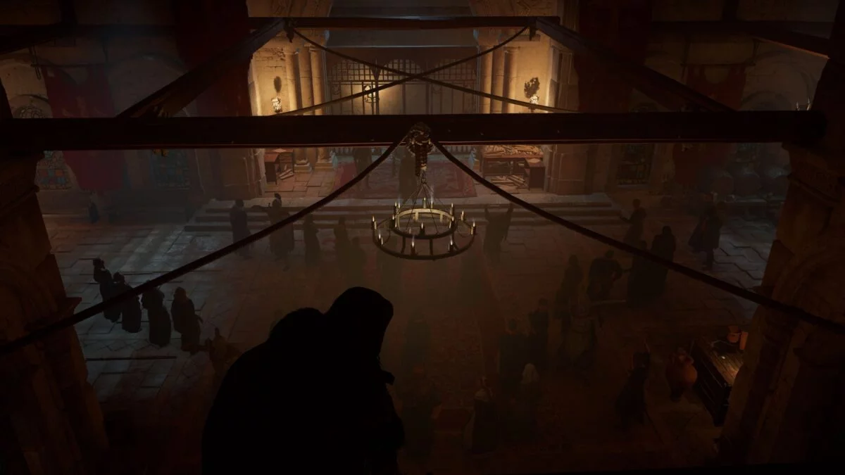 Eivor lauert in Assassin's Creed Valhalla über den Besuchern im Münster von Wincaester. 