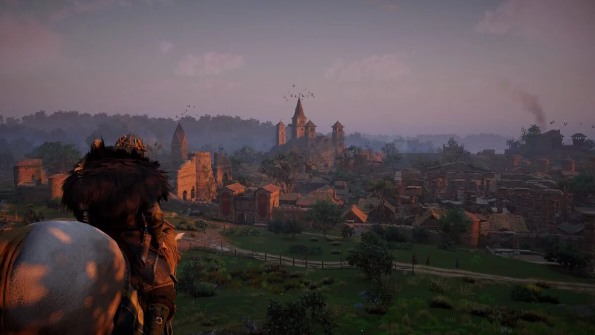 Wikinger Eivor reitet auf die Stadt Wincaester in Assassin's Creed Valhalla zu.