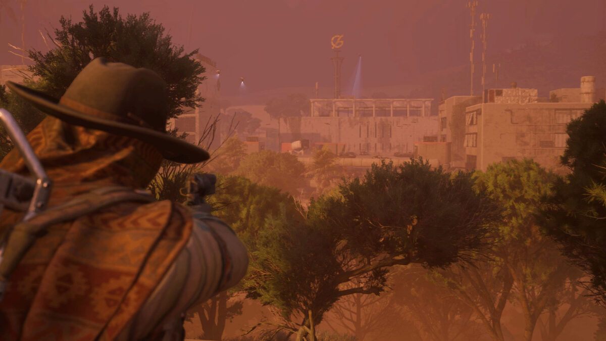 Spielszene aus Arc Raiders: Ein Charakter mit breitem Hut und gemustertem Poncho zielt aus erhöhter, staubiger Umgebung auf eine ferne, sonnenverhangene Ruinenstadt, über der Drohnen mit Suchscheinwerfern schweben.