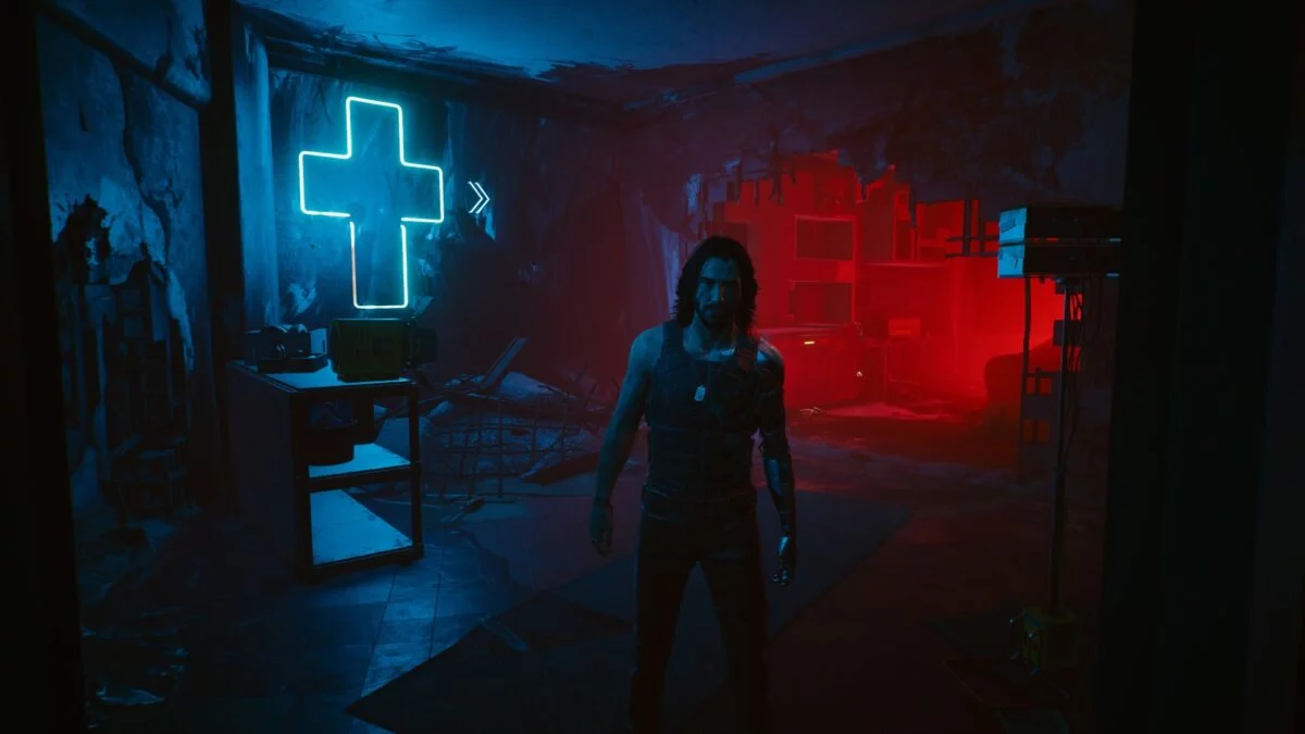 In einem verlassenen Wohngebäude versucht Johnny Silverhand V in Cyberpunk 2077 zur Flucht zu überreden.