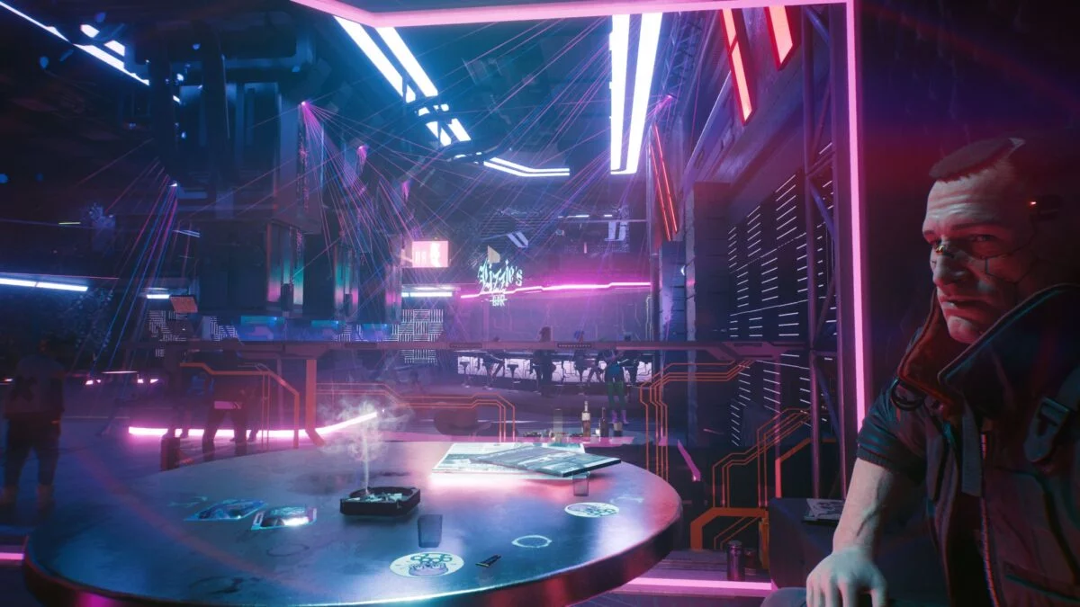 V spricht in Cyberpunk 2077 mit Jackie Welles in Lizzie's Bar.