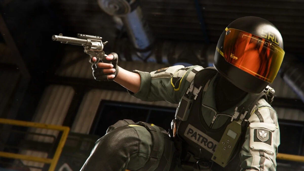 Ein Soldat mit Helm und Ausrüstung, der mit einer Waffe zielt.