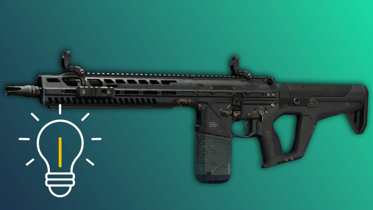 Schwarzes futuristisches Sturmgewehr M15 Mod 0 vor einem türkisgrünen Farbverlauf-Hintergrund; links unten ist eine stilisierte weiße Glühbirnen-Illustration eingeblendet.