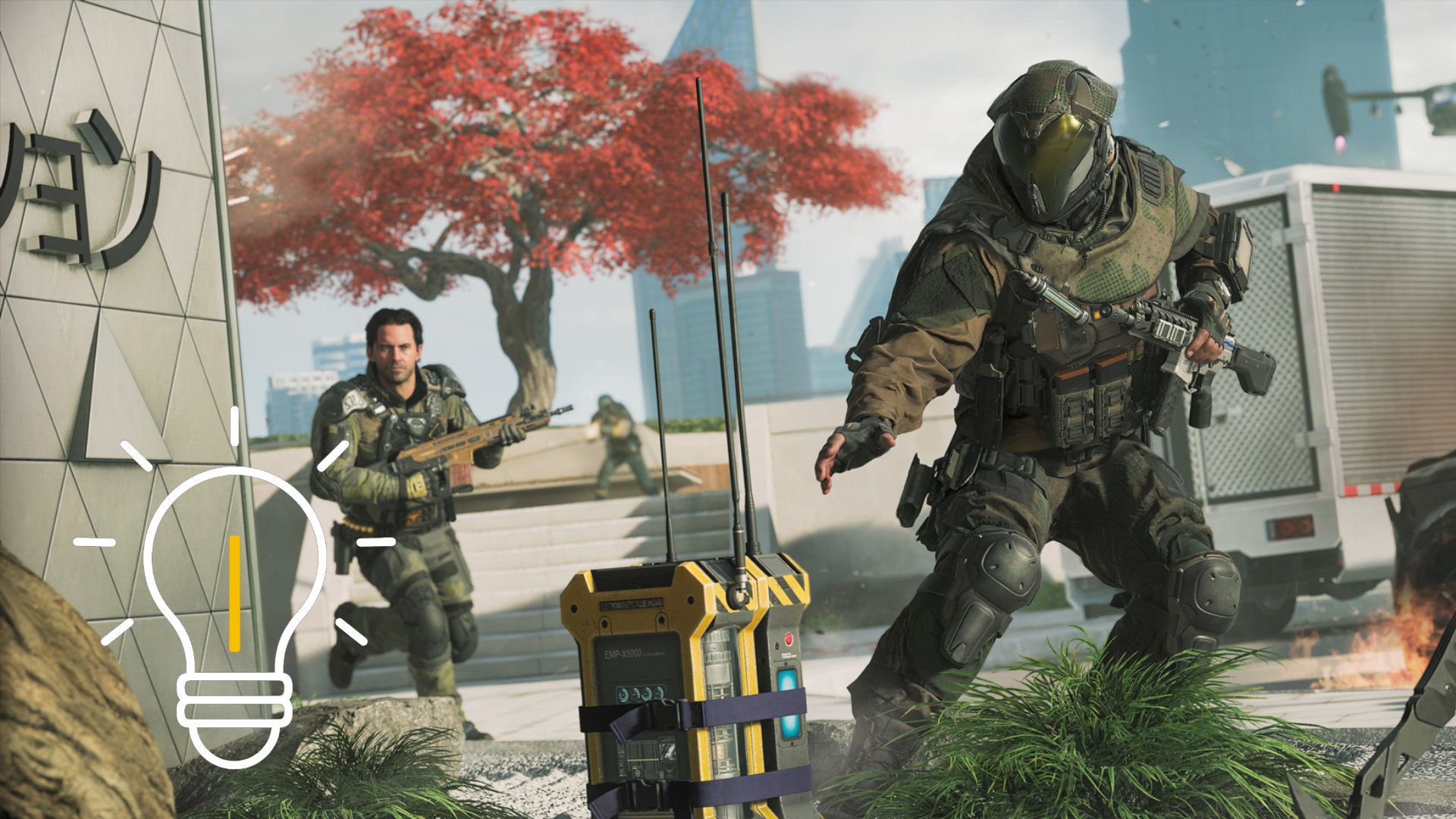 Ein Soldat steht vor einer scharfen Bombe auf dem Boden.