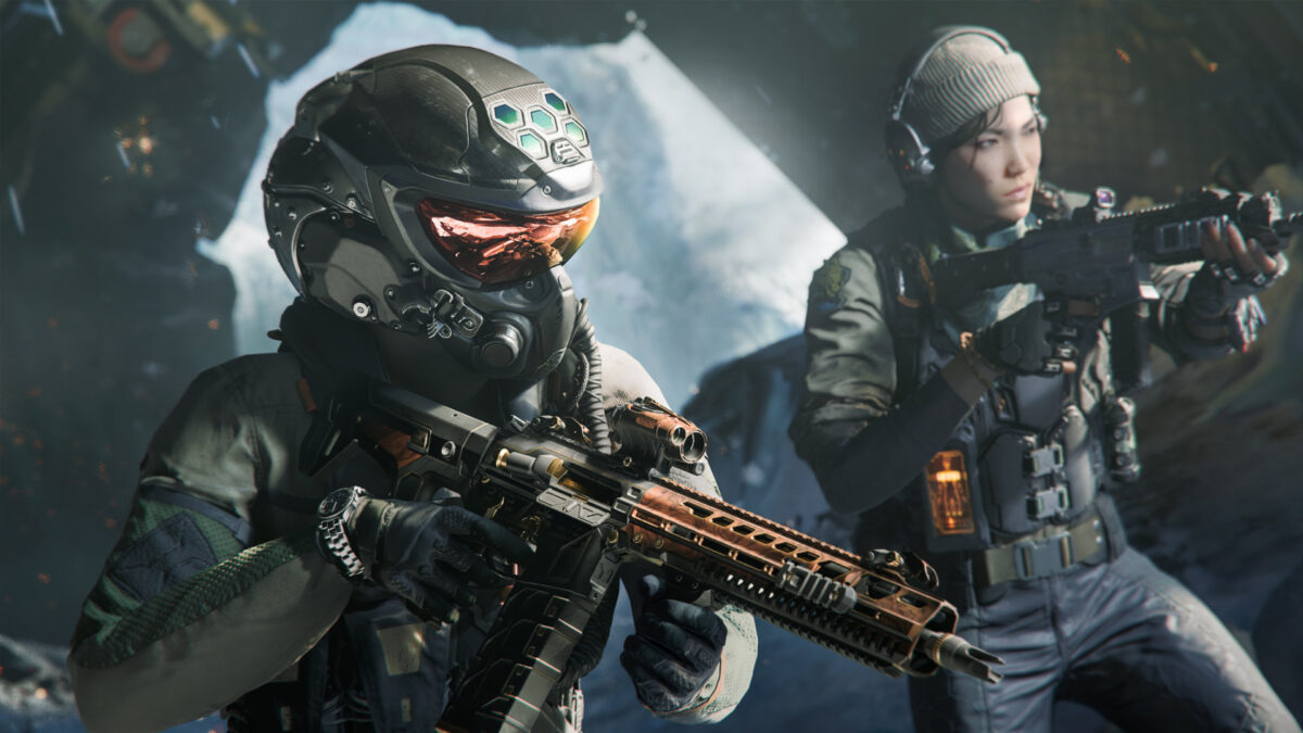 Zwei Soldaten, die in einem EInsatz komzentriert in eine Richtung laufen.