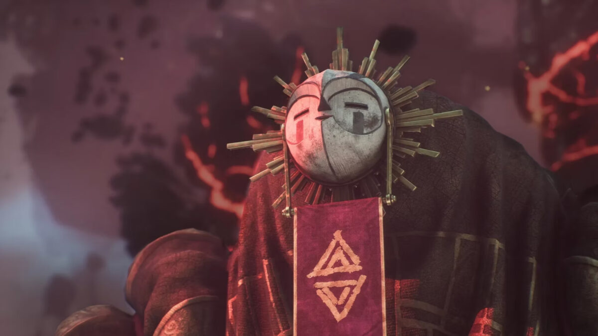 Maskierte Figur mit strahlenförmigem Helm, rotem Banner mit Dreieckssymbol und dunkler Kleidung vor nebligem, rötlichem Hintergrund.