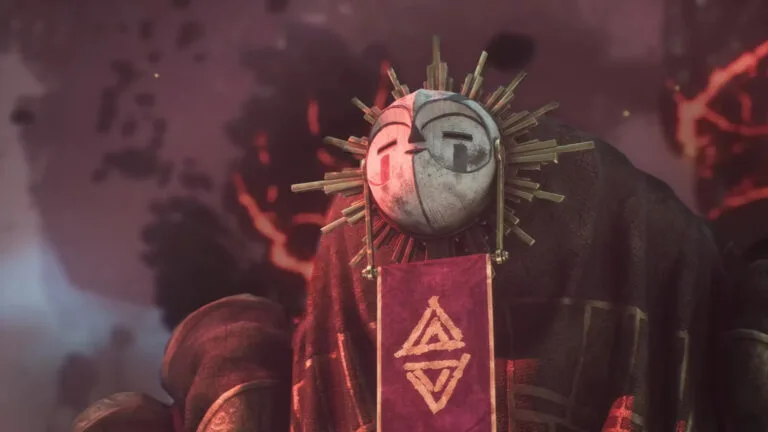 Maskierte Figur mit strahlenförmigem Helm, rotem Banner mit Dreieckssymbol und dunkler Kleidung vor nebligem, rötlichem Hintergrund.