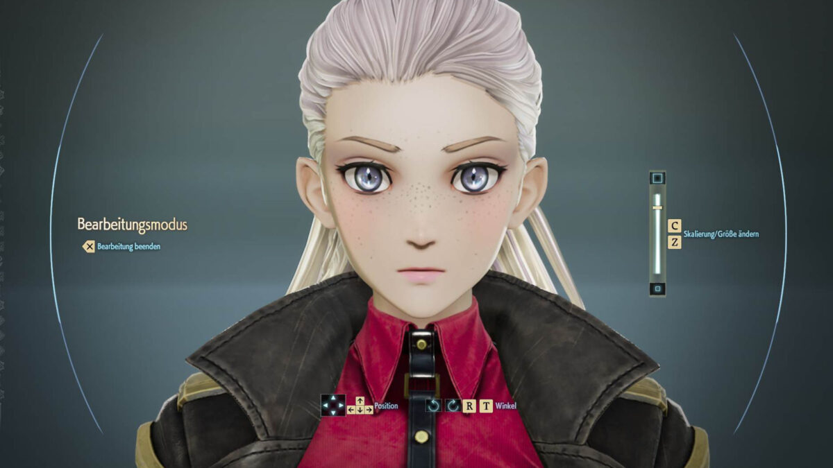 Ein Mädchen mit weißen Haaren und Sommersprossen in Nahaufnahme.