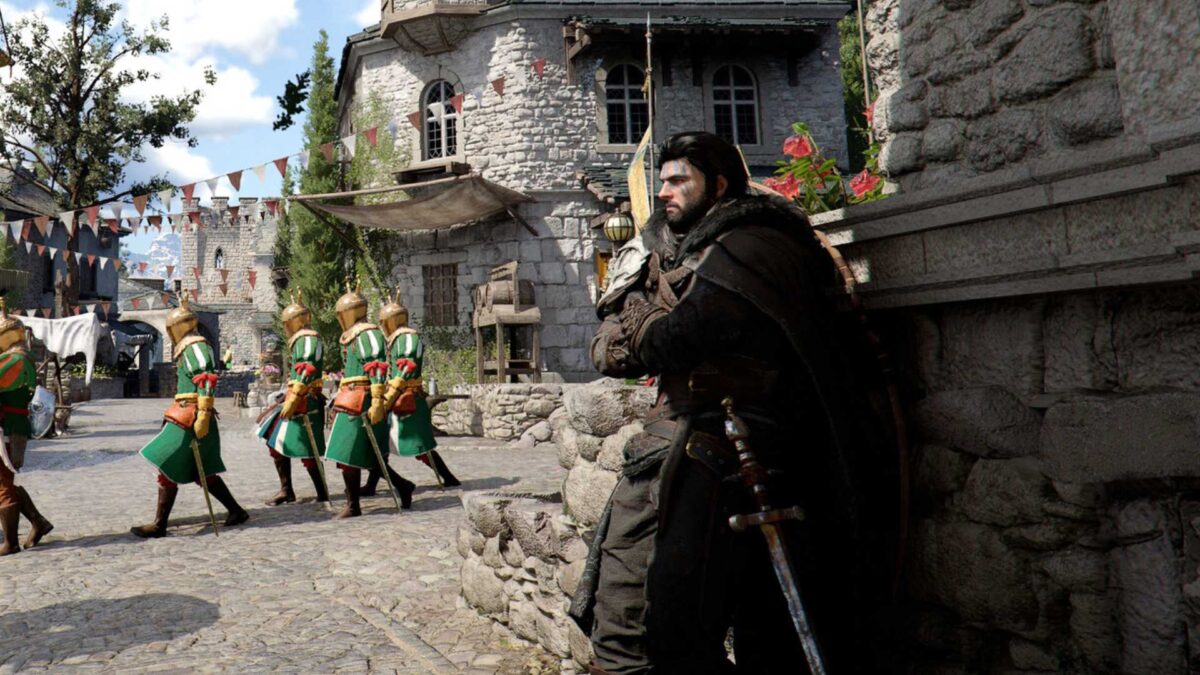 Kliff lehnt an einer Steinwand.