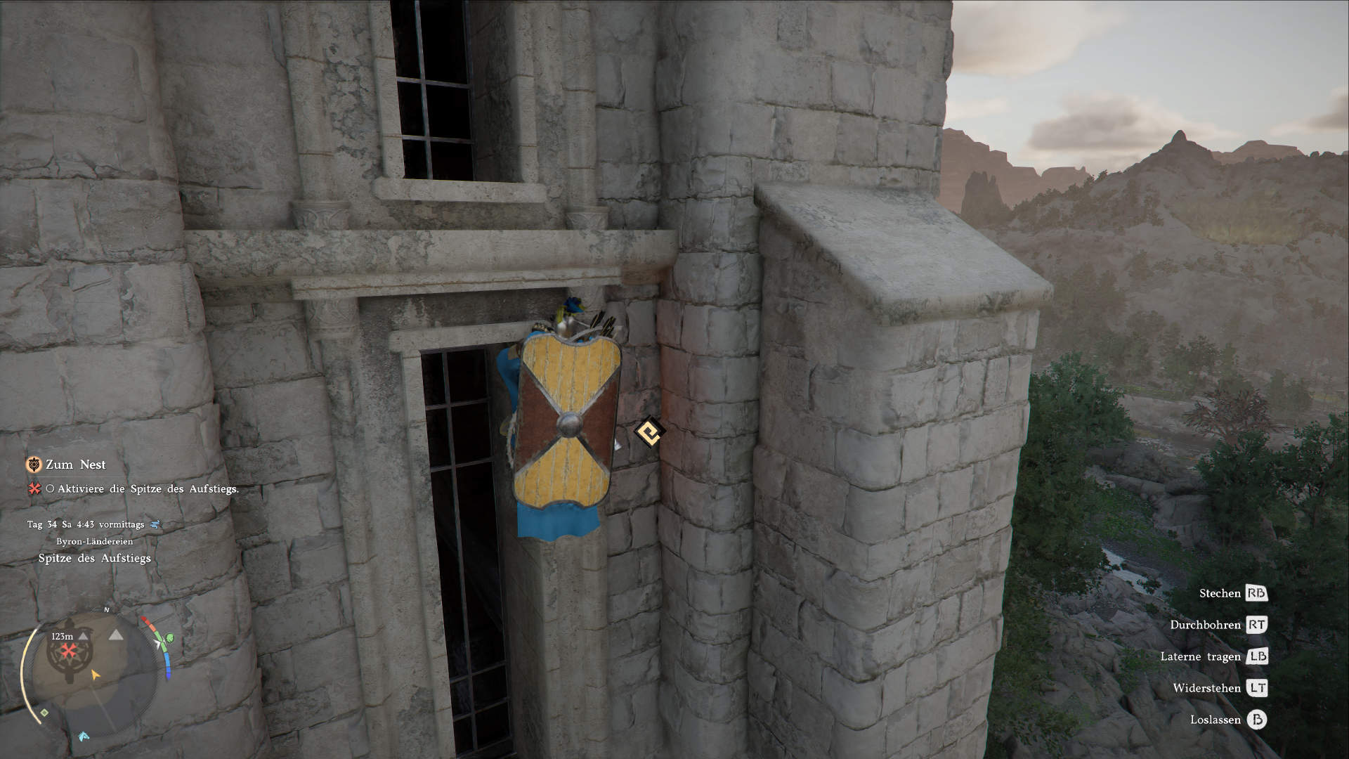 Held klettert an Turmwand mit Schild – Weg zur Spitze des Aufstiegs in Crimson Desert