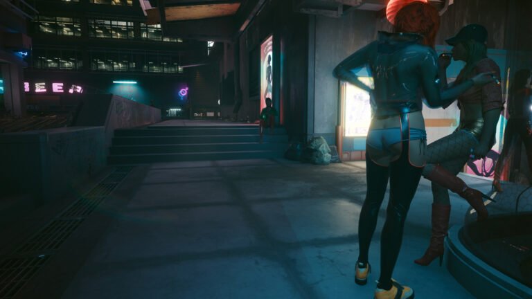 Weiblicher NPC in Cyberpunk 2077, von hinten, knapp bekleidet