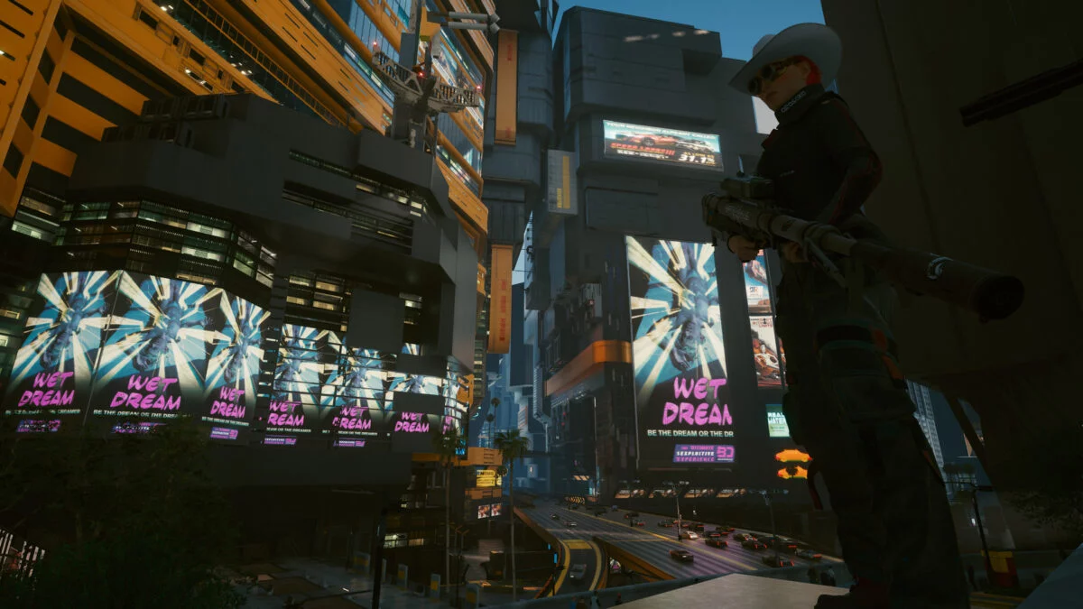 V mit dem Scharfschützengewehr Overwatch im Stadtzentrum von Night City in Cyberpunk 2077