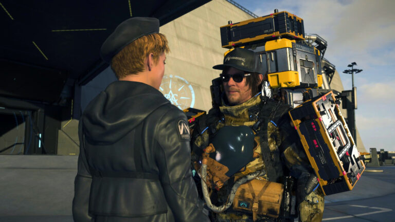 In Death Stranding 2 stehen sich ein vollgepackter Lieferbote Sam und die Kapitänin der Maghelan, Fragile, gegenüber.