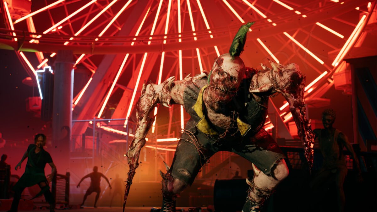 Ein Zombie mit Klingenhänden und Irokesenschnitt, blickt den Spielenden in Dead Island 2 mit geneigtem Kopf an. Im Hintergrund ist ein Riesenrad zu sehen.