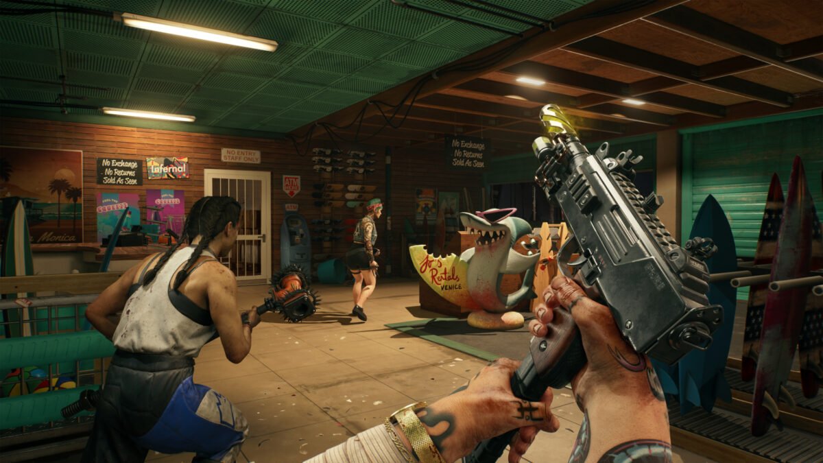 Drei Spielfiguren laufen in Dead Island 2 bewaffnet durch eine Halle, in der Surf-Bretter  eingelagert sind.